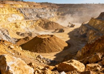 Mine à ciel ouvert et paysage dévasté par l'extraction d'or.