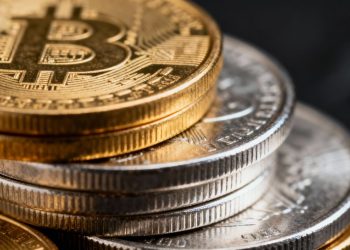 Pièces d'or et d'argent empilées, gros plan.
