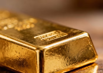 Lingot d'or brillant reflétant la lumière.