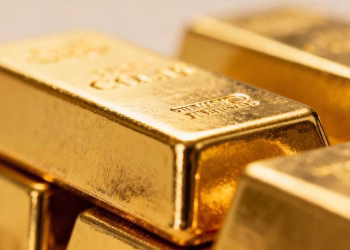 Lingot d'or brillant sur fond flou.