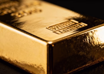 Lingot d'or brillant avec reflets lumineux.