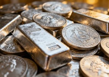 Pièces et lingots d'argent brillant.