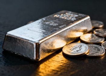 Barre d'argent et pièces de monnaie en argent.