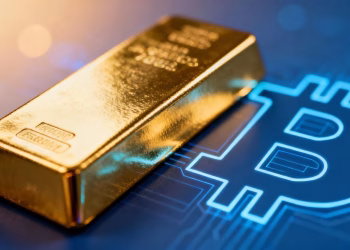 Barre d'or et symbole Bitcoin, contraste traditionnel et numérique.