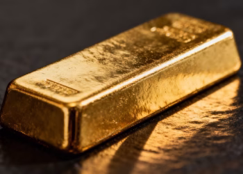 Barre d'or brillant sur fond sombre.