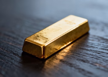 Barre d'or brillante sur fond sombre.