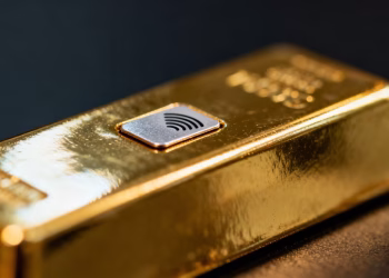 Lingot d'or avec une étiquette RFID discrète.