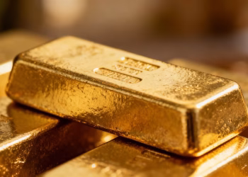 Lingot d'or brillant reflétant la lumière.