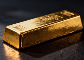Lingot d'or brillant sur fond sombre.
