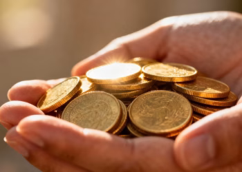 Mains tenant des pièces d'or, option pour les héritiers.