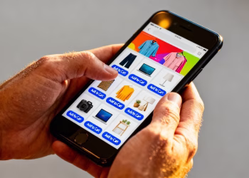 Personne achetant en ligne sur un smartphone.