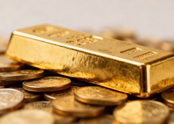Barre d'or et pièces d'or pour un cadeau.