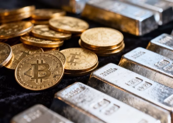 Pièces d'or et barres d'argent dans un portefeuille.
