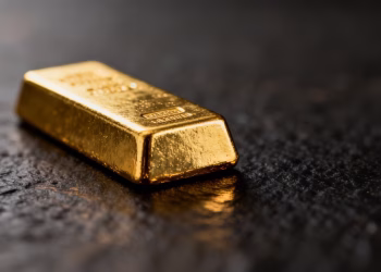 Barre d'or brillante sur fond sombre.