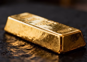 Barre d'or brillant sur fond sombre.