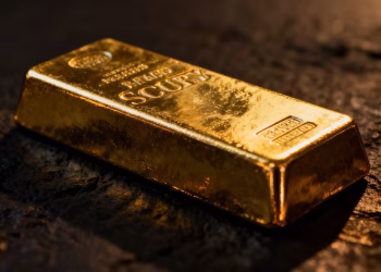 Lingot d'or brillant sur fond sombre.