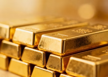 Lingots d'or brillants empilés