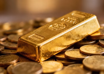 Barre d'or et pièces d'or, symbole d'investissement.