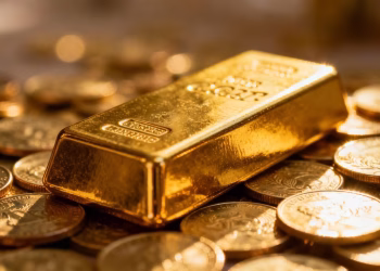 Barre d'or sur des pièces d'or.