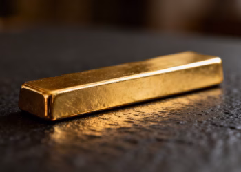 Lingot d'or brillant sur fond sombre.