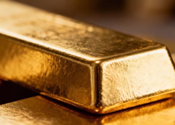 Barre d'or brillante sur fond flou.