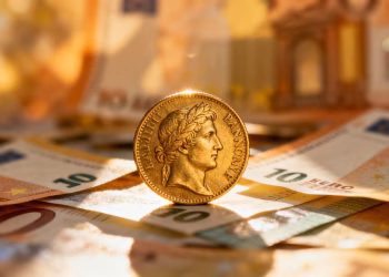 Pièce d'or Napoléon sur des billets en euros, concept d'inflation.