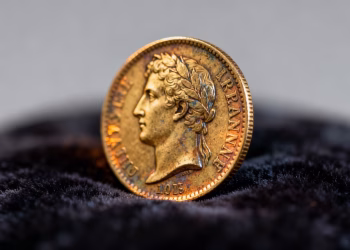 Pièce d'or Napoléon, gros plan, texture détaillée.