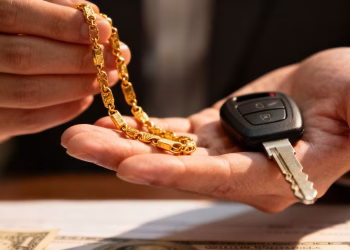 Main d'or et clé de voiture