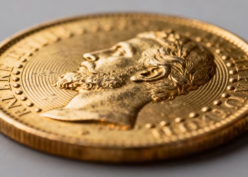 Une pièce d'or de collection avec des gravures détaillées.