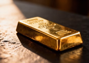 Barre d'or brillante sur fond sombre.