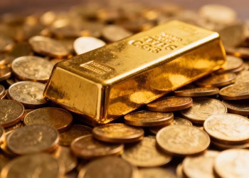 Barre d'or et pièces d'or, symbole d'investissement.