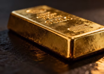Lingot d'or brillant sur fond sombre.