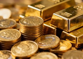 Pièces et lingots d'or brillants, symbole de richesse et d'investissement.