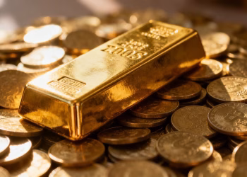 Lingots d'or et pièces d'or brillants.