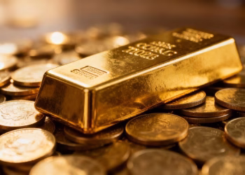 Lingots et pièces d'or brillants, symbole de richesse.