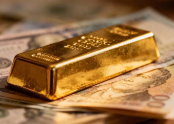 Barre d'or sur des billets de banque.