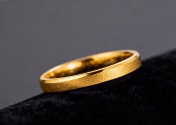 Bague en or 18 carats brillante et élégante.