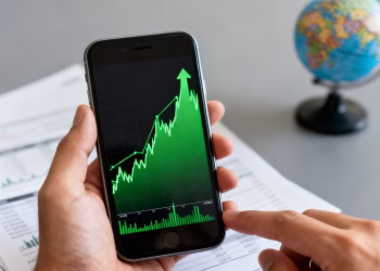 Graphique boursier sur un smartphone, symbolisant les investissements.
