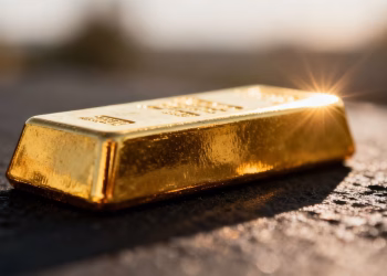 Barre d'or brillante sur fond sombre.