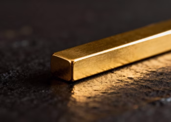 Lingot d'or sur fond sombre.