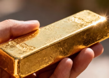 Lingot d'or dans une main