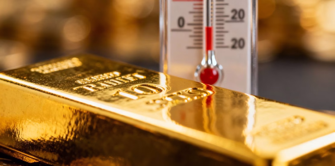 Lingot d'or et thermomètre symbolisant l'inflation.