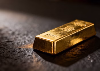Barre d'or brillante sur fond sombre.