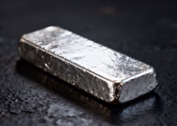 Barre d'argent brillant sur fond sombre.