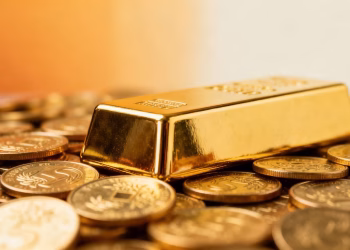 Lingot d'or et pièces d'or, symbole d'investissement.