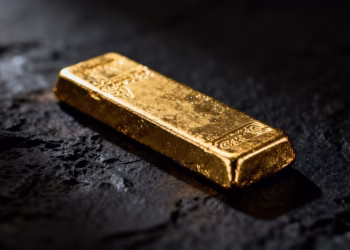 Barre d'or brillante sur fond sombre.