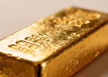 Lingot d'or brillant, gros plan, reflétant la lumière.