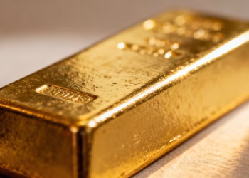 Lingot d'or brillant reflétant la lumière.