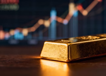 Lingot d'or brillant sur fond flou d'inflation.