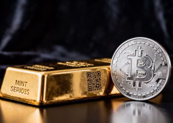 Lingot d'or et bitcoin posés côte à côte